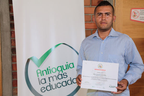 Graduación de experiencias de formación virtual – Antioquia Potable y Limpia
Graduación de experiencias de formación virtual – Antioquia Potable y Limpia
Fecha: Noviembre 11 de 2015. Lugar: Teatro Gabriel Obregón Botero de la Universidad de Medellín
Para descargar esta fotografía en alta resolución, haga clic sobre la imagen hasta que la misma se despliegue en la pantalla completa; luego dé clic derecho y elija la opción "guardar imagen como". 
En caso de publicación por cualquier medio, solicitamos acompañarla del crédito: "Foto EPM"
Palabras clave: Graduación experiencias formación virtual Antioquia Potable Limpia