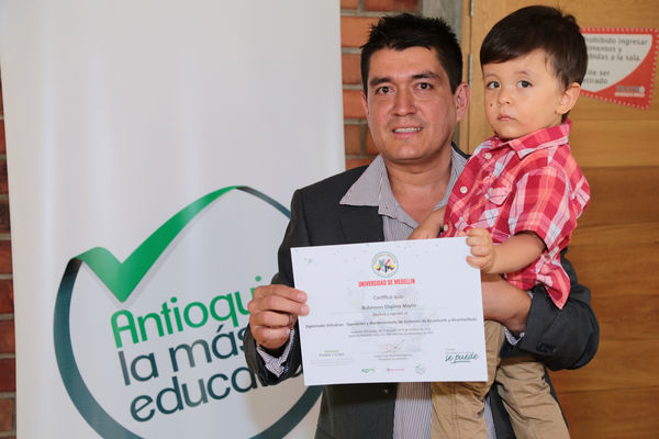 Graduación de experiencias de formación virtual – Antioquia Potable y Limpia
Graduación de experiencias de formación virtual – Antioquia Potable y Limpia
Fecha: Noviembre 11 de 2015. Lugar: Teatro Gabriel Obregón Botero de la Universidad de Medellín
Para descargar esta fotografía en alta resolución, haga clic sobre la imagen hasta que la misma se despliegue en la pantalla completa; luego dé clic derecho y elija la opción "guardar imagen como". 
En caso de publicación por cualquier medio, solicitamos acompañarla del crédito: "Foto EPM"
Palabras clave: Graduación experiencias formación virtual Antioquia Potable Limpia