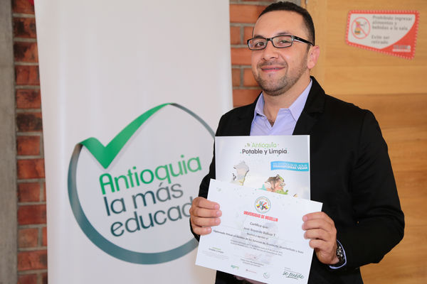Graduación de experiencias de formación virtual – Antioquia Potable y Limpia
Graduación de experiencias de formación virtual – Antioquia Potable y Limpia
Fecha: Noviembre 11 de 2015. Lugar: Teatro Gabriel Obregón Botero de la Universidad de Medellín
Para descargar esta fotografía en alta resolución, haga clic sobre la imagen hasta que la misma se despliegue en la pantalla completa; luego dé clic derecho y elija la opción "guardar imagen como". 
En caso de publicación por cualquier medio, solicitamos acompañarla del crédito: "Foto EPM"
Palabras clave: Graduación experiencias formación virtual Antioquia Potable Limpia