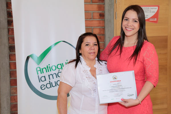 Graduación de experiencias de formación virtual – Antioquia Potable y Limpia
Graduación de experiencias de formación virtual – Antioquia Potable y Limpia
Fecha: Noviembre 11 de 2015. Lugar: Teatro Gabriel Obregón Botero de la Universidad de Medellín
Para descargar esta fotografía en alta resolución, haga clic sobre la imagen hasta que la misma se despliegue en la pantalla completa; luego dé clic derecho y elija la opción "guardar imagen como". 
En caso de publicación por cualquier medio, solicitamos acompañarla del crédito: "Foto EPM"
Palabras clave: Graduación experiencias formación virtual Antioquia Potable Limpia