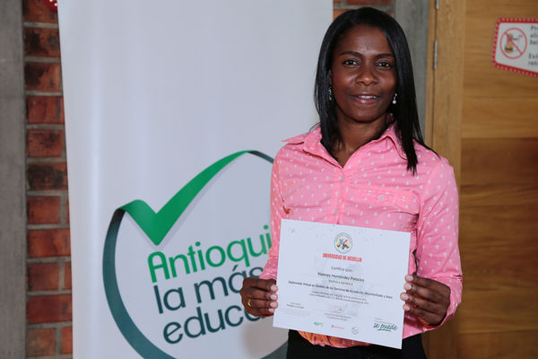 Graduación de experiencias de formación virtual – Antioquia Potable y Limpia
Graduación de experiencias de formación virtual – Antioquia Potable y Limpia
Fecha: Noviembre 11 de 2015. Lugar: Teatro Gabriel Obregón Botero de la Universidad de Medellín
Para descargar esta fotografía en alta resolución, haga clic sobre la imagen hasta que la misma se despliegue en la pantalla completa; luego dé clic derecho y elija la opción "guardar imagen como". 
En caso de publicación por cualquier medio, solicitamos acompañarla del crédito: "Foto EPM"
Palabras clave: Graduación experiencias formación virtual Antioquia Potable Limpia