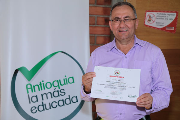 Graduación de experiencias de formación virtual – Antioquia Potable y Limpia
Graduación de experiencias de formación virtual – Antioquia Potable y Limpia
Fecha: Noviembre 11 de 2015. Lugar: Teatro Gabriel Obregón Botero de la Universidad de Medellín
Para descargar esta fotografía en alta resolución, haga clic sobre la imagen hasta que la misma se despliegue en la pantalla completa; luego dé clic derecho y elija la opción "guardar imagen como". 
En caso de publicación por cualquier medio, solicitamos acompañarla del crédito: "Foto EPM"
Palabras clave: Graduación experiencias formación virtual Antioquia Potable Limpia