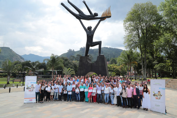 Graduación de experiencias de formación virtual – Antioquia Potable y Limpia
Graduación de experiencias de formación virtual – Antioquia Potable y Limpia
Fecha: Noviembre 11 de 2015. Lugar: Teatro Gabriel Obregón Botero de la Universidad de Medellín
Para descargar esta fotografía en alta resolución, haga clic sobre la imagen hasta que la misma se despliegue en la pantalla completa; luego dé clic derecho y elija la opción "guardar imagen como". 
En caso de publicación por cualquier medio, solicitamos acompañarla del crédito: "Foto EPM"
Palabras clave: Graduación experiencias formación virtual Antioquia Potable Limpia