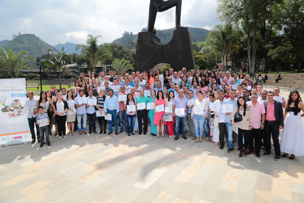 Graduación de experiencias de formación virtual – Antioquia Potable y Limpia
Graduación de experiencias de formación virtual – Antioquia Potable y Limpia
Fecha: Noviembre 11 de 2015. Lugar: Teatro Gabriel Obregón Botero de la Universidad de Medellín
Para descargar esta fotografía en alta resolución, haga clic sobre la imagen hasta que la misma se despliegue en la pantalla completa; luego dé clic derecho y elija la opción "guardar imagen como". 
En caso de publicación por cualquier medio, solicitamos acompañarla del crédito: "Foto EPM"
Palabras clave: Graduación experiencias formación virtual Antioquia Potable Limpia