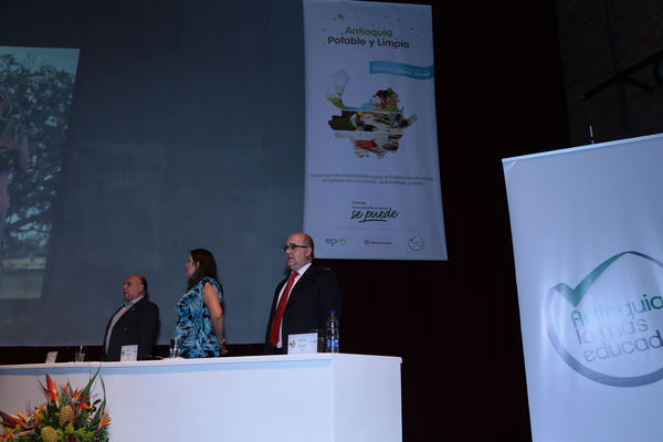 Graduación de experiencias de formación virtual – Antioquia Potable y Limpia
Graduación de experiencias de formación virtual – Antioquia Potable y Limpia
Fecha: Noviembre 11 de 2015. Lugar: Teatro Gabriel Obregón Botero de la Universidad de Medellín
Para descargar esta fotografía en alta resolución, haga clic sobre la imagen hasta que la misma se despliegue en la pantalla completa; luego dé clic derecho y elija la opción "guardar imagen como". 
En caso de publicación por cualquier medio, solicitamos acompañarla del crédito: "Foto EPM"
Palabras clave: Graduación experiencias formación virtual Antioquia Potable Limpia