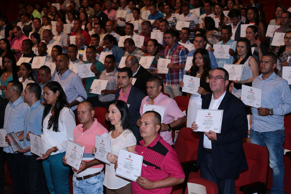 Graduación de experiencias de formación virtual – Antioquia Potable y Limpia
Graduación de experiencias de formación virtual – Antioquia Potable y Limpia
Fecha: Noviembre 11 de 2015. Lugar: Teatro Gabriel Obregón Botero de la Universidad de Medellín
Para descargar esta fotografía en alta resolución, haga clic sobre la imagen hasta que la misma se despliegue en la pantalla completa; luego dé clic derecho y elija la opción "guardar imagen como". 
En caso de publicación por cualquier medio, solicitamos acompañarla del crédito: "Foto EPM"
Palabras clave: Graduación experiencias formación virtual Antioquia Potable Limpia