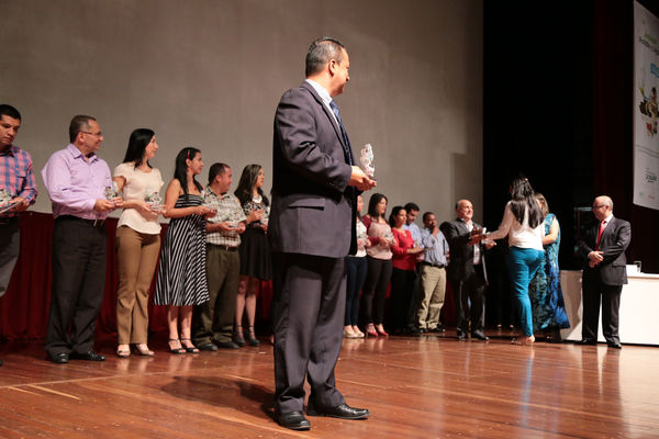 Graduación de experiencias de formación virtual – Antioquia Potable y Limpia
Graduación de experiencias de formación virtual – Antioquia Potable y Limpia
Fecha: Noviembre 11 de 2015. Lugar: Teatro Gabriel Obregón Botero de la Universidad de Medellín
Para descargar esta fotografía en alta resolución, haga clic sobre la imagen hasta que la misma se despliegue en la pantalla completa; luego dé clic derecho y elija la opción "guardar imagen como". 
En caso de publicación por cualquier medio, solicitamos acompañarla del crédito: "Foto EPM"
Palabras clave: Graduación experiencias formación virtual Antioquia Potable Limpia