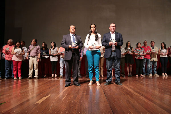 Graduación de experiencias de formación virtual – Antioquia Potable y Limpia
Graduación de experiencias de formación virtual – Antioquia Potable y Limpia
Fecha: Noviembre 11 de 2015. Lugar: Teatro Gabriel Obregón Botero de la Universidad de Medellín
Para descargar esta fotografía en alta resolución, haga clic sobre la imagen hasta que la misma se despliegue en la pantalla completa; luego dé clic derecho y elija la opción "guardar imagen como". 
En caso de publicación por cualquier medio, solicitamos acompañarla del crédito: "Foto EPM"
Palabras clave: Graduación experiencias formación virtual Antioquia Potable Limpia