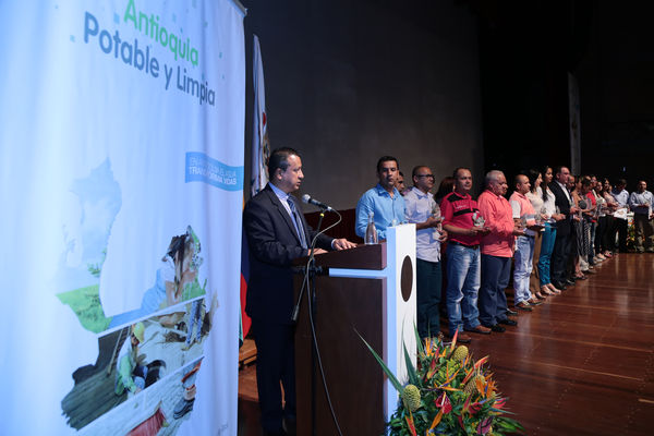 Graduación de experiencias de formación virtual – Antioquia Potable y Limpia
Graduación de experiencias de formación virtual – Antioquia Potable y Limpia
Fecha: Noviembre 11 de 2015. Lugar: Teatro Gabriel Obregón Botero de la Universidad de Medellín
Para descargar esta fotografía en alta resolución, haga clic sobre la imagen hasta que la misma se despliegue en la pantalla completa; luego dé clic derecho y elija la opción "guardar imagen como". 
En caso de publicación por cualquier medio, solicitamos acompañarla del crédito: "Foto EPM"
Palabras clave: Graduación experiencias formación virtual Antioquia Potable Limpia