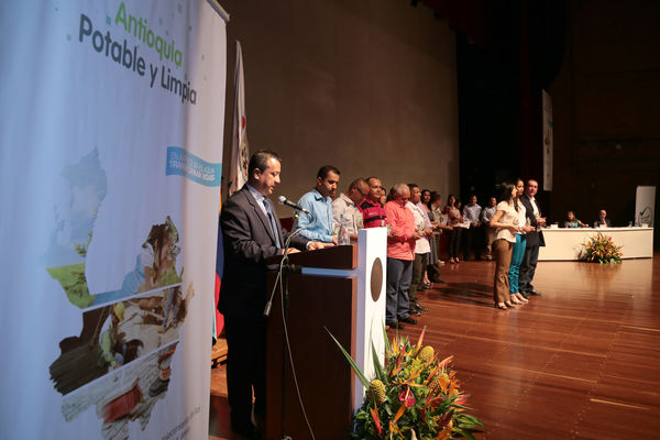 Graduación de experiencias de formación virtual – Antioquia Potable y Limpia
Graduación de experiencias de formación virtual – Antioquia Potable y Limpia
Fecha: Noviembre 11 de 2015. Lugar: Teatro Gabriel Obregón Botero de la Universidad de Medellín
Para descargar esta fotografía en alta resolución, haga clic sobre la imagen hasta que la misma se despliegue en la pantalla completa; luego dé clic derecho y elija la opción "guardar imagen como". 
En caso de publicación por cualquier medio, solicitamos acompañarla del crédito: "Foto EPM"
Palabras clave: Graduación experiencias formación virtual Antioquia Potable Limpia