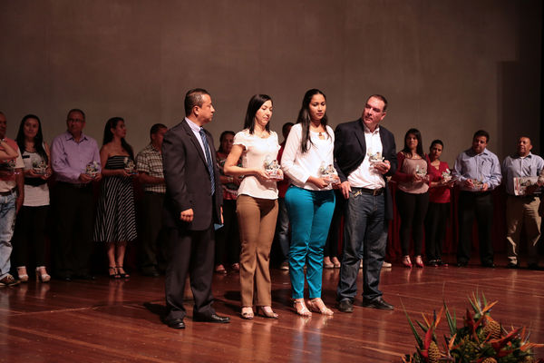 Graduación de experiencias de formación virtual – Antioquia Potable y Limpia
Graduación de experiencias de formación virtual – Antioquia Potable y Limpia
Fecha: Noviembre 11 de 2015. Lugar: Teatro Gabriel Obregón Botero de la Universidad de Medellín
Para descargar esta fotografía en alta resolución, haga clic sobre la imagen hasta que la misma se despliegue en la pantalla completa; luego dé clic derecho y elija la opción "guardar imagen como". 
En caso de publicación por cualquier medio, solicitamos acompañarla del crédito: "Foto EPM"
Palabras clave: Graduación experiencias formación virtual Antioquia Potable Limpia