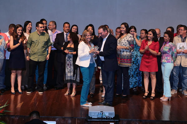 Graduación de experiencias de formación virtual – Antioquia Potable y Limpia
Graduación de experiencias de formación virtual – Antioquia Potable y Limpia
Fecha: Noviembre 11 de 2015. Lugar: Teatro Gabriel Obregón Botero de la Universidad de Medellín
Para descargar esta fotografía en alta resolución, haga clic sobre la imagen hasta que la misma se despliegue en la pantalla completa; luego dé clic derecho y elija la opción "guardar imagen como". 
En caso de publicación por cualquier medio, solicitamos acompañarla del crédito: "Foto EPM"

Palabras clave: Graduación experiencias formación virtual Antioquia Potable Limpia