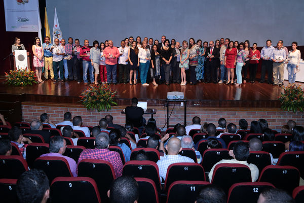 Graduación de experiencias de formación virtual – Antioquia Potable y Limpia
Graduación de experiencias de formación virtual – Antioquia Potable y Limpia
Fecha: Noviembre 11 de 2015. Lugar: Teatro Gabriel Obregón Botero de la Universidad de Medellín
Para descargar esta fotografía en alta resolución, haga clic sobre la imagen hasta que la misma se despliegue en la pantalla completa; luego dé clic derecho y elija la opción "guardar imagen como". 
En caso de publicación por cualquier medio, solicitamos acompañarla del crédito: "Foto EPM"

Palabras clave: Graduación experiencias formación virtual Antioquia Potable Limpia