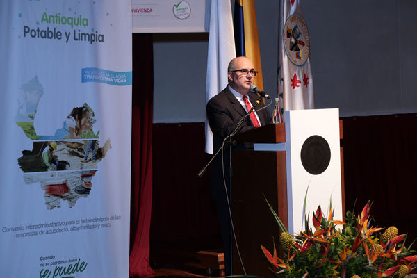 Graduación de experiencias de formación virtual – Antioquia Potable y Limpia
Graduación de experiencias de formación virtual – Antioquia Potable y Limpia
Fecha: Noviembre 11 de 2015. Lugar: Teatro Gabriel Obregón Botero de la Universidad de Medellín
Para descargar esta fotografía en alta resolución, haga clic sobre la imagen hasta que la misma se despliegue en la pantalla completa; luego dé clic derecho y elija la opción "guardar imagen como". 
En caso de publicación por cualquier medio, solicitamos acompañarla del crédito: "Foto EPM"

Palabras clave: Graduación experiencias formación virtual Antioquia Potable Limpia