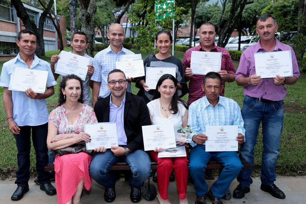 Graduación de experiencias de formación virtual – Antioquia Potable y Limpia
Graduación de experiencias de formación virtual – Antioquia Potable y Limpia
Fecha: Noviembre 11 de 2015. Lugar: Teatro Gabriel Obregón Botero de la Universidad de Medellín
Para descargar esta fotografía en alta resolución, haga clic sobre la imagen hasta que la misma se despliegue en la pantalla completa; luego dé clic derecho y elija la opción "guardar imagen como". 
En caso de publicación por cualquier medio, solicitamos acompañarla del crédito: "Foto EPM"

Palabras clave: Graduación experiencias formación virtual Antioquia Potable Limpia