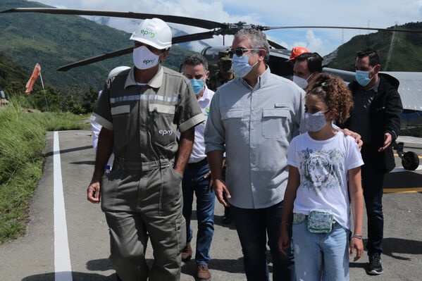 Visita presidente Iván Duque proyecto eléctrico Ituango
Visita presidente Iván Duque a proyecto eléctrico Ituango.
Fecha: 13 Noviembre 2020.
Para descargar esta fotografía en alta resolución, haga clic sobre la imagen hasta que la misma se despliegue en la pantalla completa; luego dé clic derecho y elija la opción "guardar imagen como". 
En caso de publicación por cualquier medio, solicitamos acompañarla del crédito: "Foto EPM"
Palabras clave: Visita presidente Iván Duque proyecto eléctrico Ituango