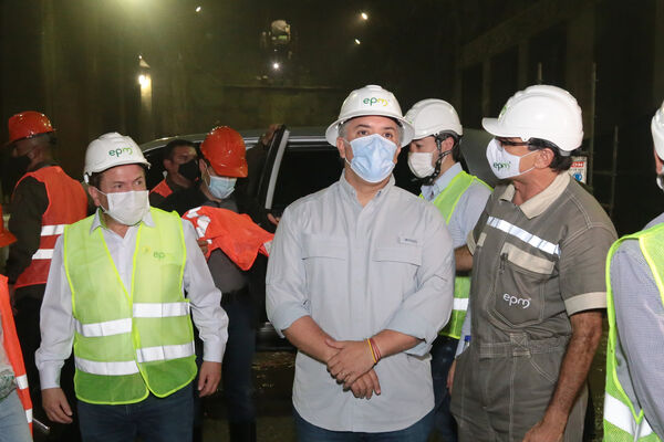 Visita presidente Iván Duque proyecto eléctrico Ituango
Visita presidente Iván Duque a proyecto eléctrico Ituango.
Fecha: 13 Noviembre 2020.
Para descargar esta fotografía en alta resolución, haga clic sobre la imagen hasta que la misma se despliegue en la pantalla completa; luego dé clic derecho y elija la opción "guardar imagen como". 
En caso de publicación por cualquier medio, solicitamos acompañarla del crédito: "Foto EPM"
Palabras clave: Visita presidente Iván Duque proyecto eléctrico Ituango