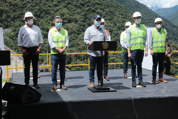 Visita presidente Iván Duque proyecto eléctrico Ituango
Visita presidente Iván Duque a proyecto eléctrico Ituango.
Fecha: 13 Noviembre 2020.
Para descargar esta fotografía en alta resolución, haga clic sobre la imagen hasta que la misma se despliegue en la pantalla completa; luego dé clic derecho y elija la opción "guardar imagen como". 
En caso de publicación por cualquier medio, solicitamos acompañarla del crédito: "Foto EPM"
Palabras clave: Visita presidente Iván Duque proyecto eléctrico Ituango