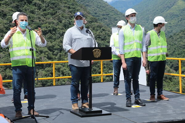 Visita presidente Iván Duque proyecto eléctrico Ituango
Visita presidente Iván Duque a proyecto eléctrico Ituango.
Fecha: 13 Noviembre 2020.
Para descargar esta fotografía en alta resolución, haga clic sobre la imagen hasta que la misma se despliegue en la pantalla completa; luego dé clic derecho y elija la opción "guardar imagen como". 
En caso de publicación por cualquier medio, solicitamos acompañarla del crédito: "Foto EPM"
Palabras clave: Visita presidente Iván Duque proyecto eléctrico Ituango