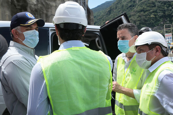 Visita presidente Iván Duque  proyecto eléctrico Ituango
Visita presidente Iván Duque a proyecto eléctrico Ituango.
Fecha: 13 Noviembre 2020.
Para descargar esta fotografía en alta resolución, haga clic sobre la imagen hasta que la misma se despliegue en la pantalla completa; luego dé clic derecho y elija la opción "guardar imagen como". 
En caso de publicación por cualquier medio, solicitamos acompañarla del crédito: "Foto EPM"
Palabras clave: Visita presidente Iván Duque  proyecto eléctrico Ituango
