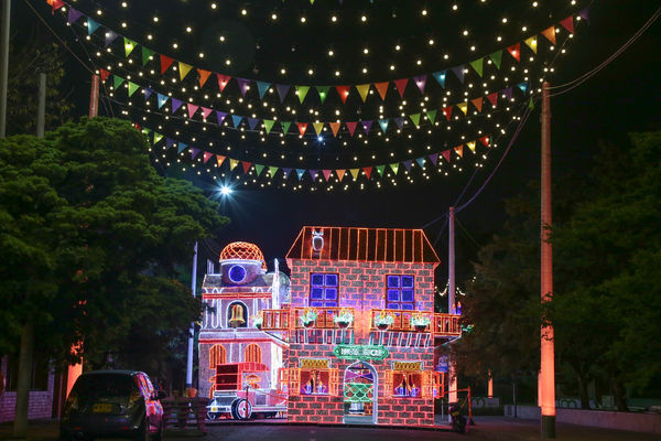 Alumbrado Navideño 2015
Alumbrado Navideño 2015
Fecha: Noviembre 17 de 2015. 
Para descargar esta fotografía en alta resolución, haga clic sobre la imagen hasta que la misma se despliegue en la pantalla completa; luego dé clic derecho y elija la opción "guardar imagen como". 
En caso de publicación por cualquier medio, solicitamos acompañarla del crédito: "Foto EPM"
Palabras clave: Alumbrado Navideño 2015