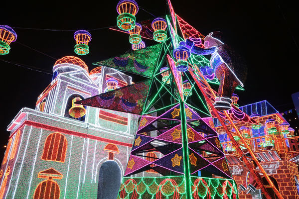 Alumbrado Navideño 2015
Alumbrado Navideño 2015
Fecha: Noviembre 17 de 2015. 
Para descargar esta fotografía en alta resolución, haga clic sobre la imagen hasta que la misma se despliegue en la pantalla completa; luego dé clic derecho y elija la opción "guardar imagen como". 
En caso de publicación por cualquier medio, solicitamos acompañarla del crédito: "Foto EPM"
Palabras clave: Alumbrado Navideño 2015