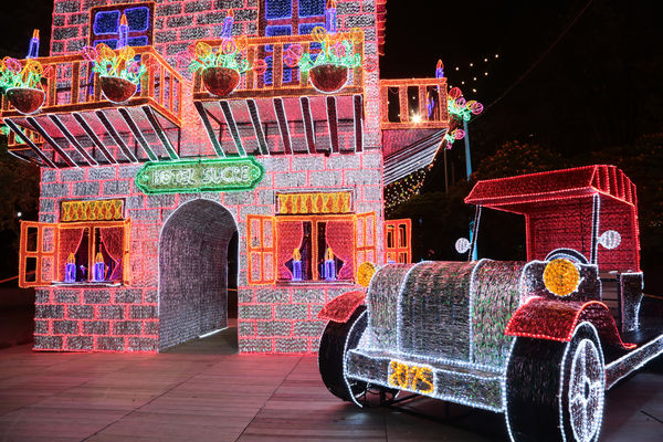 Alumbrado Navideño 2015
Alumbrado Navideño 2015
Fecha: Noviembre 17 de 2015. 
Para descargar esta fotografía en alta resolución, haga clic sobre la imagen hasta que la misma se despliegue en la pantalla completa; luego dé clic derecho y elija la opción "guardar imagen como". 
En caso de publicación por cualquier medio, solicitamos acompañarla del crédito: "Foto EPM"
Palabras clave: Alumbrado Navideño 2015