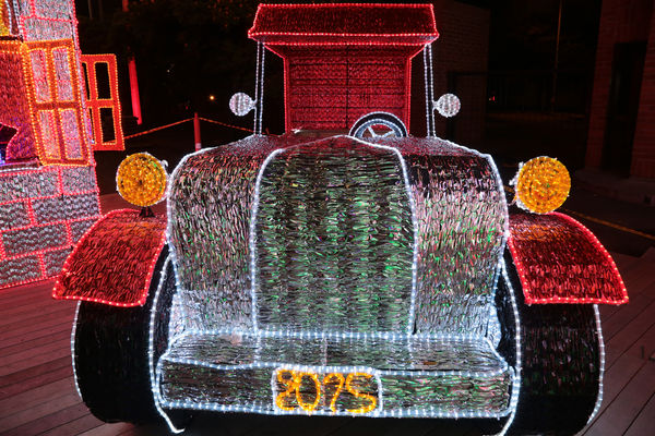 Alumbrado Navideño 2015
Alumbrado Navideño 2015
Fecha: Noviembre 17 de 2015. 
Para descargar esta fotografía en alta resolución, haga clic sobre la imagen hasta que la misma se despliegue en la pantalla completa; luego dé clic derecho y elija la opción "guardar imagen como". 
En caso de publicación por cualquier medio, solicitamos acompañarla del crédito: "Foto EPM"
Palabras clave: Alumbrado Navideño 2015