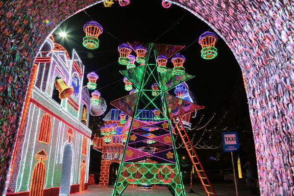 Alumbrado Navideño 2015
Alumbrado Navideño 2015
Fecha: Noviembre 17 de 2015. 
Para descargar esta fotografía en alta resolución, haga clic sobre la imagen hasta que la misma se despliegue en la pantalla completa; luego dé clic derecho y elija la opción "guardar imagen como". 
En caso de publicación por cualquier medio, solicitamos acompañarla del crédito: "Foto EPM"
Palabras clave: Alumbrado Navideño 2015