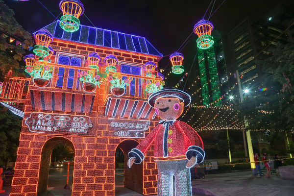 Alumbrado Navideño 2015
Alumbrado Navideño 2015
Fecha: Noviembre 17 de 2015. 
Para descargar esta fotografía en alta resolución, haga clic sobre la imagen hasta que la misma se despliegue en la pantalla completa; luego dé clic derecho y elija la opción "guardar imagen como". 
En caso de publicación por cualquier medio, solicitamos acompañarla del crédito: "Foto EPM"
Palabras clave: Alumbrado Navideño 2015