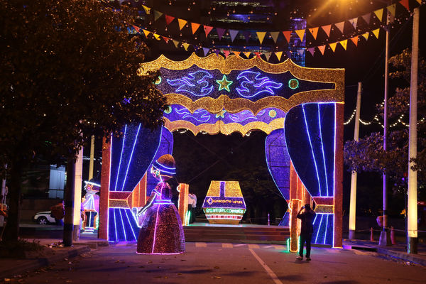 Alumbrado Navideño 2015
Alumbrado Navideño 2015
Fecha: Noviembre 17 de 2015. 
Para descargar esta fotografía en alta resolución, haga clic sobre la imagen hasta que la misma se despliegue en la pantalla completa; luego dé clic derecho y elija la opción "guardar imagen como". 
En caso de publicación por cualquier medio, solicitamos acompañarla del crédito: "Foto EPM"
Palabras clave: Alumbrado Navideño 2015