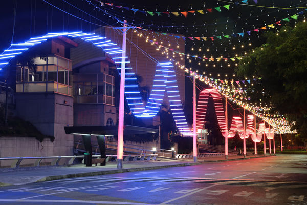 Alumbrado Navideño 2015
Alumbrado Navideño 2015
Fecha: Noviembre 17 de 2015. 
Para descargar esta fotografía en alta resolución, haga clic sobre la imagen hasta que la misma se despliegue en la pantalla completa; luego dé clic derecho y elija la opción "guardar imagen como". 
En caso de publicación por cualquier medio, solicitamos acompañarla del crédito: "Foto EPM"
Palabras clave: Alumbrado Navideño 2015