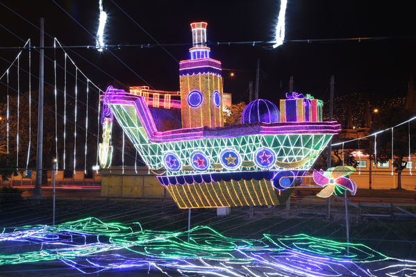 Encendido del Alumbrado Navideño 2014
Encendido del Alumbrado Navideño 2014
Fecha: Noviembre 18 de 2014
Para descargar esta fotografía en alta resolución, haga clic sobre la imagen hasta que la misma se despliegue en la pantalla completa; luego dé clic derecho y elija la opción "guardar imagen como". 
En caso de publicación por cualquier medio, solicitamos acompañarla del crédito: "Foto EPM"
Palabras clave: Encendido Alumbrado Navideño 2014