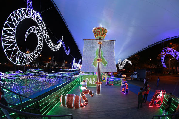Encendido del Alumbrado Navideño 2014
Encendido del Alumbrado Navideño 2014
Fecha: Noviembre 18 de 2014
Para descargar esta fotografía en alta resolución, haga clic sobre la imagen hasta que la misma se despliegue en la pantalla completa; luego dé clic derecho y elija la opción "guardar imagen como". 
En caso de publicación por cualquier medio, solicitamos acompañarla del crédito: "Foto EPM"
Palabras clave: Encendido Alumbrado Navideño 2014