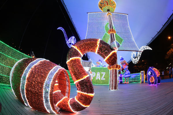 Prueba técnica del Alumbrado Navideño 2014
Encendido del Alumbrado Navideño 2014
Fecha: Noviembre 18 de 2014
Para descargar esta fotografía en alta resolución, haga clic sobre la imagen hasta que la misma se despliegue en la pantalla completa; luego dé clic derecho y elija la opción "guardar imagen como". 
En caso de publicación por cualquier medio, solicitamos acompañarla del crédito: "Foto EPM"
Palabras clave: Encendido Alumbrado Navideño 2014