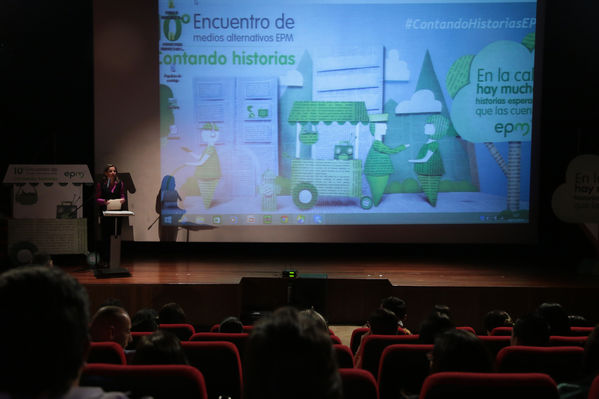 Encuentro de Medios Alternativos 
Encuentro de Medios Alternativos 
Fecha: Noviembre 20 de 2014
Para descargar esta fotografía en alta resolución, haga clic sobre la imagen hasta que la misma se despliegue en la pantalla completa; luego dé clic derecho y elija la opción "guardar imagen como". 
En caso de publicación por cualquier medio, solicitamos acompañarla del crédito: "Foto EPM"
Palabras clave: Encuentro Medios Alternativos