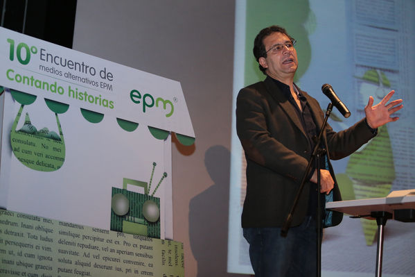 Encuentro de Medios Alternativos 
Encuentro de Medios Alternativos 
Fecha: Noviembre 20 de 2014
Para descargar esta fotografía en alta resolución, haga clic sobre la imagen hasta que la misma se despliegue en la pantalla completa; luego dé clic derecho y elija la opción "guardar imagen como". 
En caso de publicación por cualquier medio, solicitamos acompañarla del crédito: "Foto EPM"
Palabras clave: Encuentro Medios Alternativos