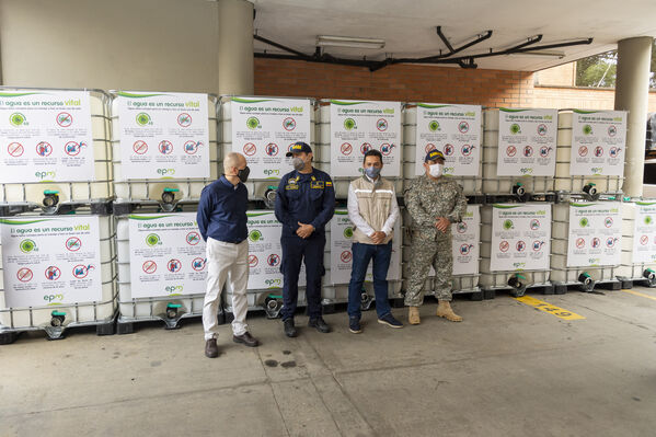 Donación tanques Agua San Andrés Isla
Donación tanques Agua a San Andrés Isla
Fecha: 23 Noviembre 2020
Para descargar esta fotografía en alta resolución, haga clic sobre la imagen hasta que la misma se despliegue en la pantalla completa; luego dé clic derecho y elija la opción "guardar imagen como". 
En caso de publicación por cualquier medio, solicitamos acompañarla del crédito: "Foto EPM"
Palabras clave: Donación tanques Agua San Andrés Isla