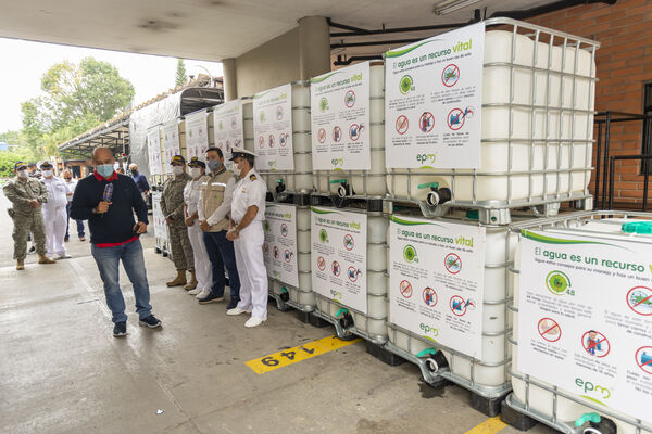 Donación tanques Agua San Andrés Isla
Donación tanques Agua a San Andrés Isla
Fecha: 23 Noviembre 2020
Para descargar esta fotografía en alta resolución, haga clic sobre la imagen hasta que la misma se despliegue en la pantalla completa; luego dé clic derecho y elija la opción "guardar imagen como". 
En caso de publicación por cualquier medio, solicitamos acompañarla del crédito: "Foto EPM"
Palabras clave: Donación tanques Agua San Andrés Isla