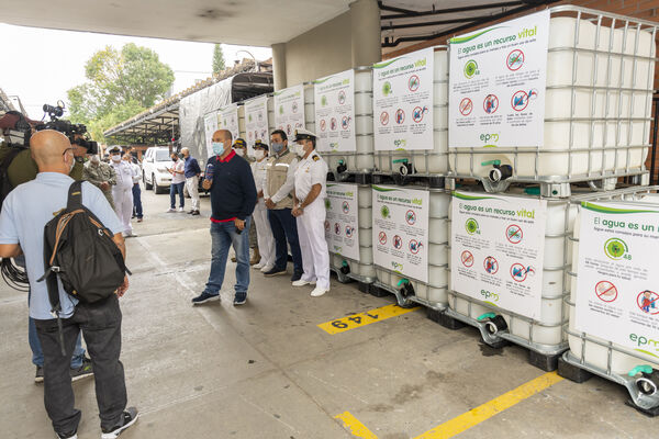 Donación tanques Agua San Andrés Isla
Donación tanques Agua a San Andrés Isla
Fecha: 23 Noviembre 2020
Para descargar esta fotografía en alta resolución, haga clic sobre la imagen hasta que la misma se despliegue en la pantalla completa; luego dé clic derecho y elija la opción "guardar imagen como". 
En caso de publicación por cualquier medio, solicitamos acompañarla del crédito: "Foto EPM"
Palabras clave: Donación tanques Agua San Andrés Isla