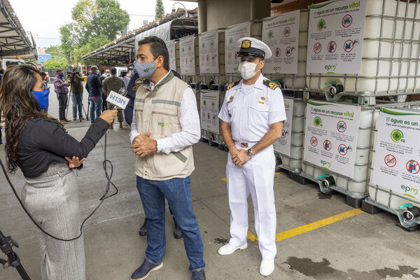 Donación tanques Agua San Andrés Isla
Donación tanques Agua a San Andrés Isla
Fecha: 23 Noviembre 2020
Para descargar esta fotografía en alta resolución, haga clic sobre la imagen hasta que la misma se despliegue en la pantalla completa; luego dé clic derecho y elija la opción "guardar imagen como". 
En caso de publicación por cualquier medio, solicitamos acompañarla del crédito: "Foto EPM"
Palabras clave: Donación tanques Agua San Andrés Isla