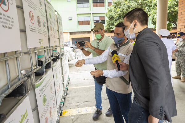Donación tanques Agua San Andrés Isla
Donación tanques Agua a San Andrés Isla
Fecha: 23 Noviembre 2020
Para descargar esta fotografía en alta resolución, haga clic sobre la imagen hasta que la misma se despliegue en la pantalla completa; luego dé clic derecho y elija la opción "guardar imagen como". 
En caso de publicación por cualquier medio, solicitamos acompañarla del crédito: "Foto EPM"
Palabras clave: Donación tanques Agua San Andrés Isla