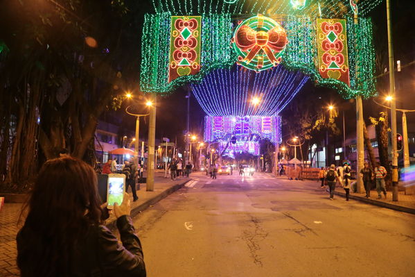 Ensayo del Alumbrado Navideño
Ensayo del Alumbrado Navideño
Fecha: Noviembre 25 de 2016
Para descargar esta fotografía en alta resolución, haga clic sobre la imagen hasta que la misma se despliegue en la pantalla completa; luego dé clic derecho y elija la opción "guardar imagen como". 
En caso de publicación por cualquier medio, solicitamos acompañarla del crédito: "Foto EPM"
Palabras clave: Ensayo Alumbrado Navideño