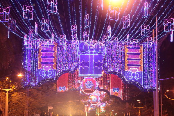 Ensayo del Alumbrado Navideño
Ensayo del Alumbrado Navideño
Fecha: Noviembre 25 de 2016
Para descargar esta fotografía en alta resolución, haga clic sobre la imagen hasta que la misma se despliegue en la pantalla completa; luego dé clic derecho y elija la opción "guardar imagen como". 
En caso de publicación por cualquier medio, solicitamos acompañarla del crédito: "Foto EPM"
Palabras clave: Ensayo Alumbrado Navideño