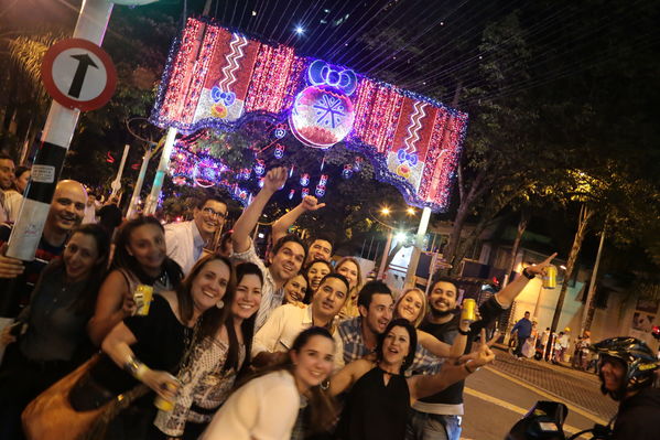 Ensayo del Alumbrado Navideño
Ensayo del Alumbrado Navideño
Fecha: Noviembre 25 de 2016
Para descargar esta fotografía en alta resolución, haga clic sobre la imagen hasta que la misma se despliegue en la pantalla completa; luego dé clic derecho y elija la opción "guardar imagen como". 
En caso de publicación por cualquier medio, solicitamos acompañarla del crédito: "Foto EPM"
Palabras clave: Ensayo Alumbrado Navideño