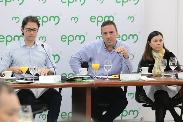 Empalme EPM 2020
Empalme EPM 2020. 
Fecha: 25 Noviembre 2019. Fotografía: Fotoeditores.
Para descargar esta fotografía en alta resolución, haga clic sobre la imagen hasta que la misma se despliegue en la pantalla completa; luego dé clic derecho y elija la opción "guardar imagen como". 
En caso de publicación por cualquier medio, solicitamos acompañarla del crédito: "Foto EPM"
Palabras clave: Empalme EPM 2020