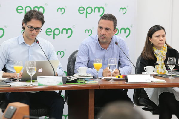 Empalme EPM 2020
Empalme EPM 2020. 
Fecha: 25 Noviembre 2019. Fotografía: Fotoeditores.
Para descargar esta fotografía en alta resolución, haga clic sobre la imagen hasta que la misma se despliegue en la pantalla completa; luego dé clic derecho y elija la opción "guardar imagen como". 
En caso de publicación por cualquier medio, solicitamos acompañarla del crédito: "Foto EPM"
Palabras clave: Empalme EPM 2020