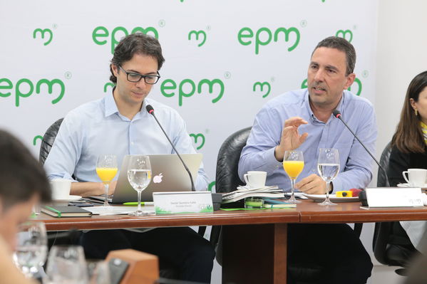 Empalme EPM 2020
Empalme EPM 2020. 
Fecha: 25 Noviembre 2019. Fotografía: Fotoeditores.
Para descargar esta fotografía en alta resolución, haga clic sobre la imagen hasta que la misma se despliegue en la pantalla completa; luego dé clic derecho y elija la opción "guardar imagen como". 
En caso de publicación por cualquier medio, solicitamos acompañarla del crédito: "Foto EPM"
Palabras clave: Empalme EPM 2020