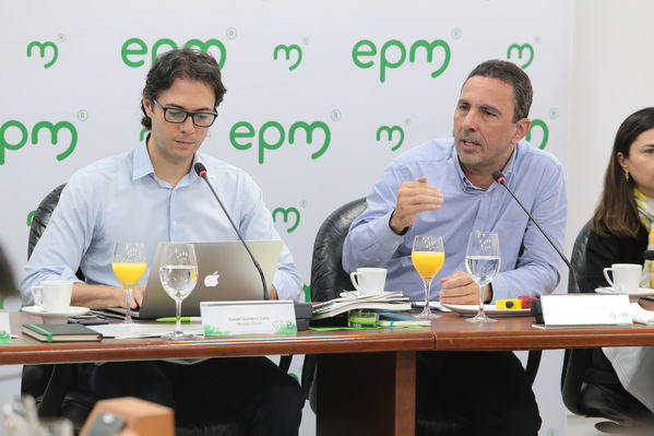 Empalme EPM 2020
Empalme EPM 2020. 
Fecha: 25 Noviembre 2019. Fotografía: Fotoeditores.
Para descargar esta fotografía en alta resolución, haga clic sobre la imagen hasta que la misma se despliegue en la pantalla completa; luego dé clic derecho y elija la opción "guardar imagen como". 
En caso de publicación por cualquier medio, solicitamos acompañarla del crédito: "Foto EPM"
Palabras clave: Empalme EPM 2020