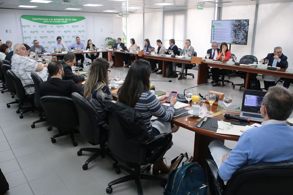Empalme EPM 2020
Empalme EPM 2020. 
Fecha: 25 Noviembre 2019. Fotografía: Fotoeditores.
Para descargar esta fotografía en alta resolución, haga clic sobre la imagen hasta que la misma se despliegue en la pantalla completa; luego dé clic derecho y elija la opción "guardar imagen como". 
En caso de publicación por cualquier medio, solicitamos acompañarla del crédito: "Foto EPM"
Palabras clave: Empalme EPM 2020